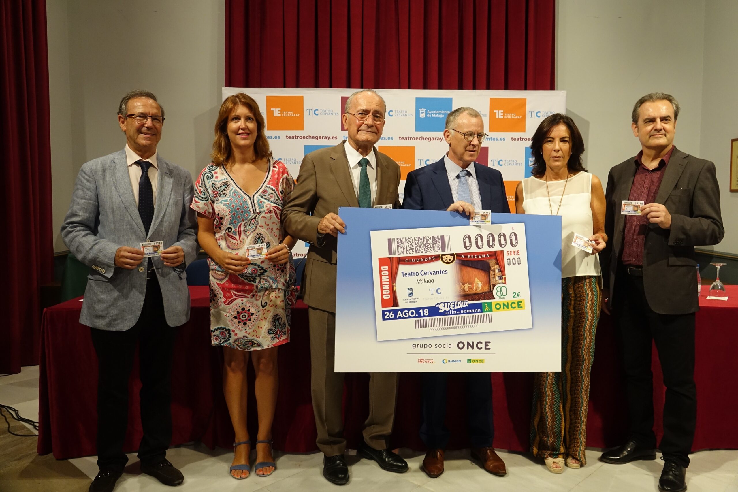 Presentación del cupón de la ONCE con el telón de boca