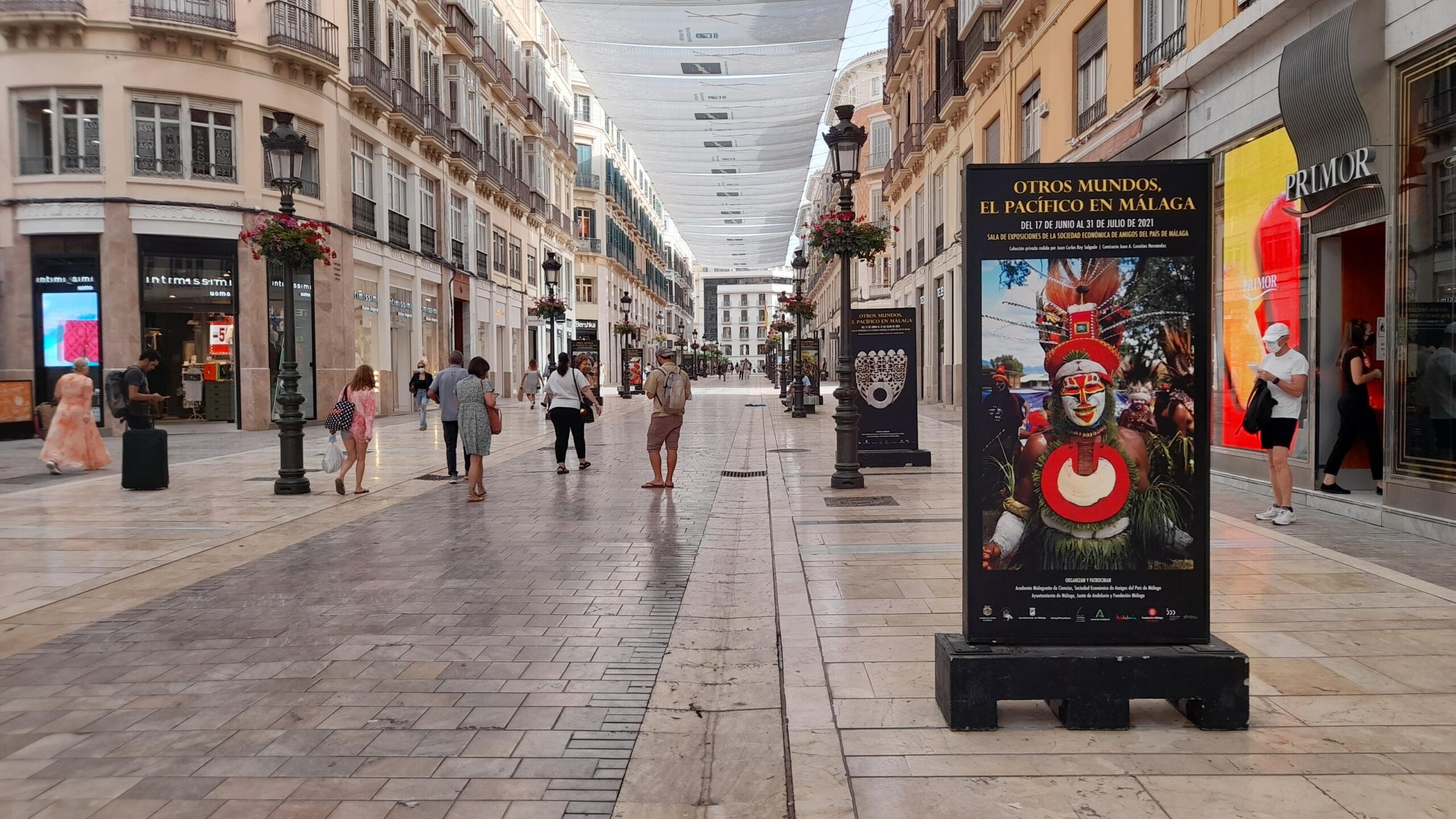 Lee más sobre el artículo Exposición en calle Larios de imágenes relacionadas con la exposición ‘Otros mundos, el Pacífico en Málaga’
